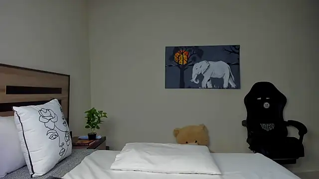 Snapshot of Renee-18 chatting on 8, 2, 2026 Renee-18 online show from 8, 2, 2026