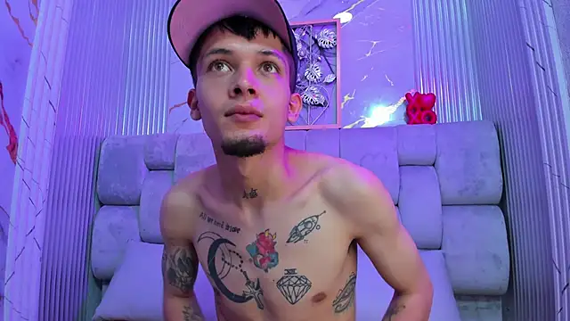 kendalltaylorr online show from 22, 2, 2025