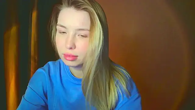 Snapshot of mia_raspberrie chatting on 10, 12, 2024 mia raspberrie online show from 10, 12, 2024