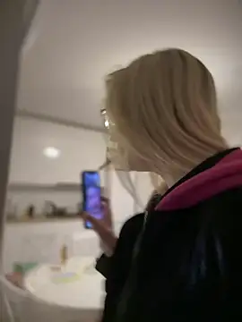 Teya moon  online show from 6, 3, 2025