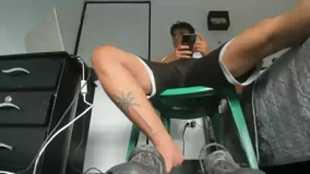 Snapshot of moubli_ chatting on 4, 12, 2025 moubli online show from 4, 12, 2025