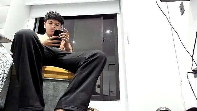 Snapshot of moubli_ chatting on 24, 9, 2025 moubli online show from 24, 9, 2025