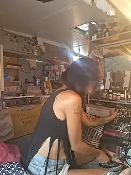 whitetrashdirtyslut online show from 23, 6, 2026