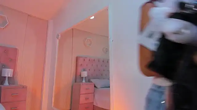 Agathaargent  online show from 28, 11, 2025