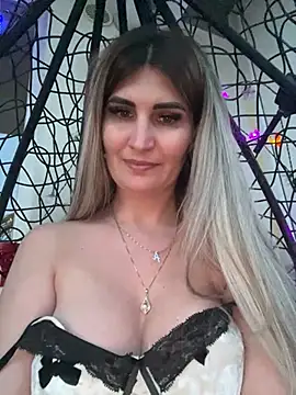 Snapshot of EvelynFrances chatting on 12, 3, 2025 EvelynFrances online show from 12, 3, 2025