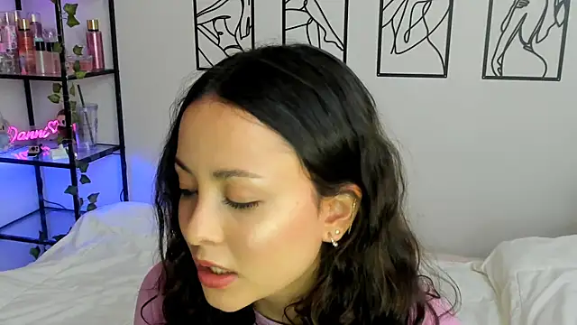 Megan Rodrigo online show from 28, 9, 2025