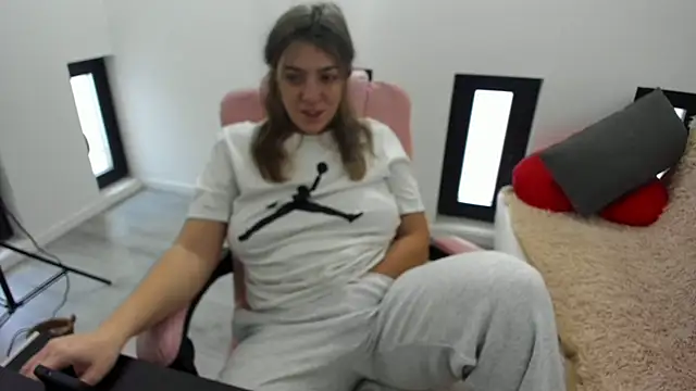 Dyana Kaylinn online show from 23, 2, 2026