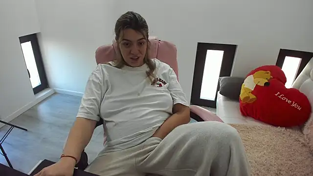 Dyana Kaylinn online show from 7, 4, 2026