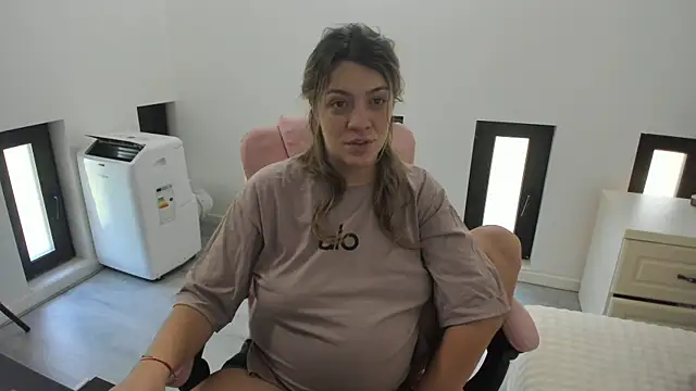 Snapshot of Dyana_Kaylinn chatting on 6, 7, 2026 Dyana Kaylinn online show from 6, 7, 2026