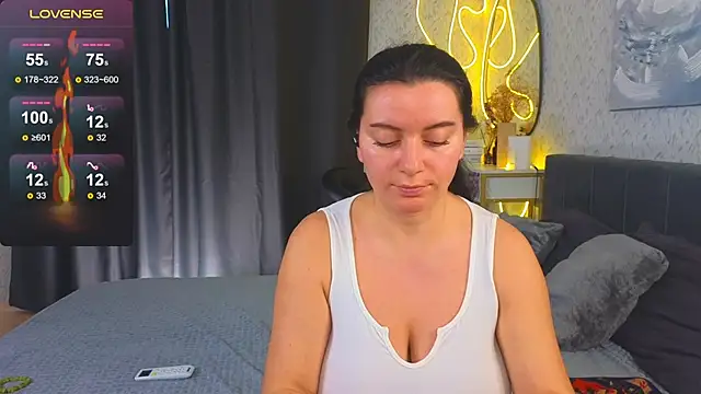 Snapshot of YourSweetDream_ chatting on 8, 3, 2025 YourSweetDream online show from 8, 3, 2025