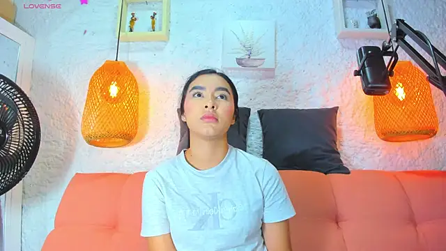 Snapshot of emiily_s chatting on 6, 10, 2025 emiily s online show from 6, 10, 2025