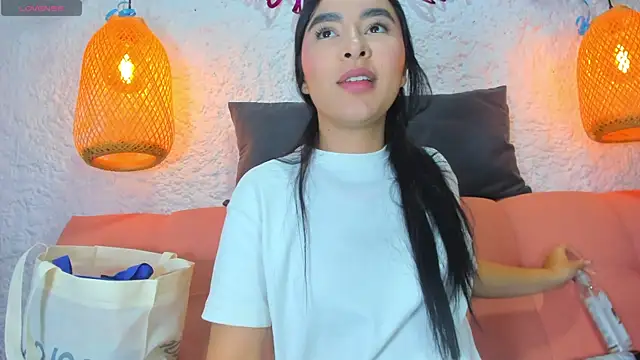 Snapshot of emiily_s chatting on 7, 10, 2025 emiily s online show from 7, 10, 2025