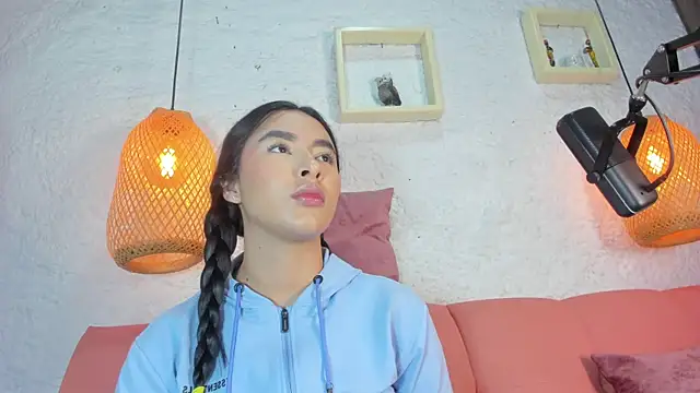 Snapshot of emiily_s chatting on 13, 11, 2025 emiily s online show from 13, 11, 2025