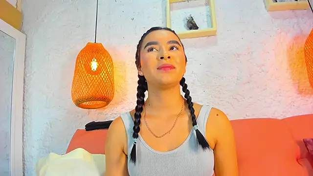 Snapshot of emiily_s chatting on 25, 11, 2025 emiily s online show from 25, 11, 2025