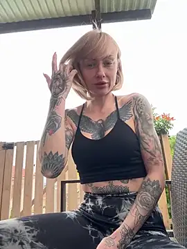 haileyhope  online show from 15, 4, 2026