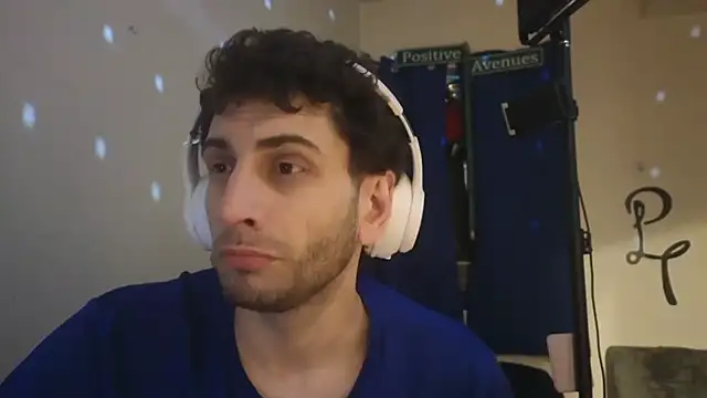 pantslesstraveler plt online show from 25, 2, 2025