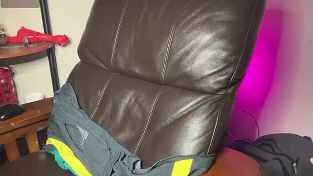 pantslesstraveler plt online show from 22, 9, 2025