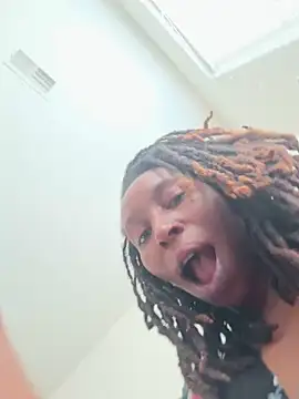 LeyaHoneybuns online show from 8, 1, 2025