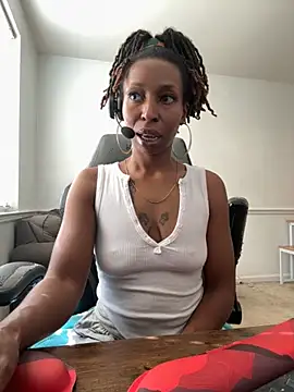 LeyaHoneybuns online show from 4, 11, 2025