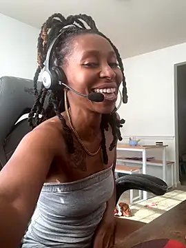 LeyaHoneybuns online show from 1, 12, 2025