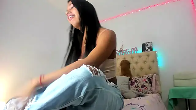 Snapshot of shantallhotxx chatting on 10, 10, 2025 shantallhotxx online show from 10, 10, 2025