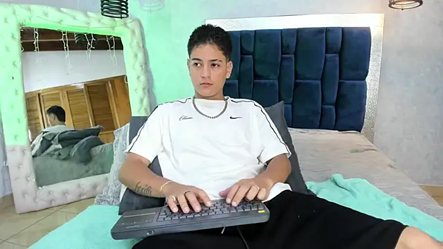 Snapshot of Levy_Steve chatting on 21, 11, 2025 Levy Steve online show from 21, 11, 2025