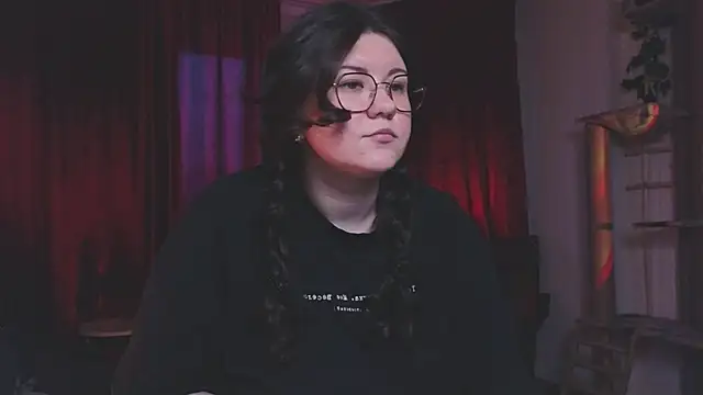 Laura Karamazov online show from 8, 3, 2025