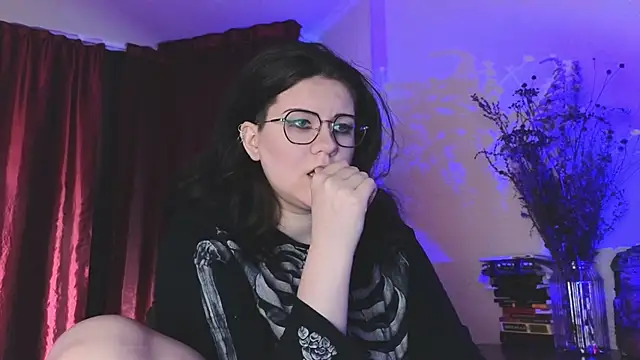 Laura Karamazov online show from 21, 12, 2024