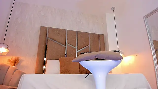 Martinaa Jones  online show from 27, 2, 2026