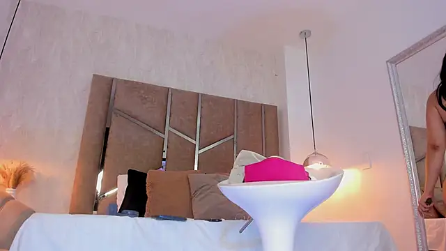 Martinaa Jones  online show from 6, 3, 2026