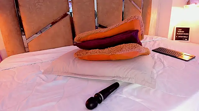 Martinaa Jones  online show from 17, 3, 2025