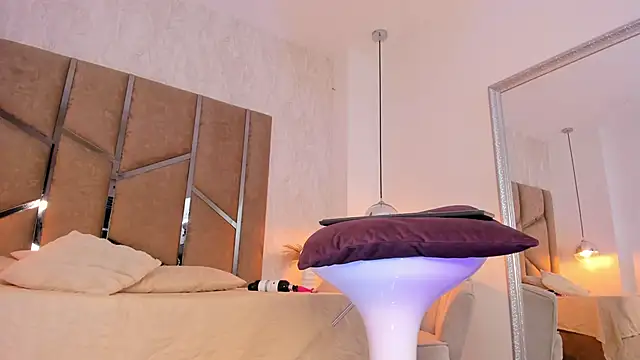 Martinaa Jones  online show from 23, 9, 2025