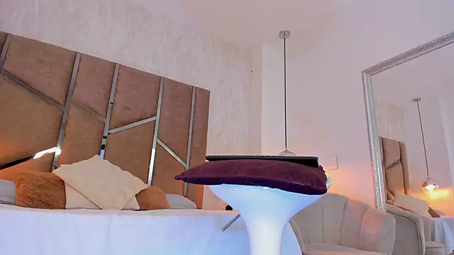 Martinaa Jones  online show from 5, 10, 2025