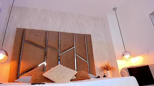 Martinaa Jones  online show from 7, 10, 2025