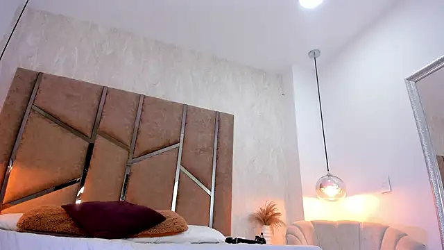 Martinaa Jones  online show from 1, 11, 2025