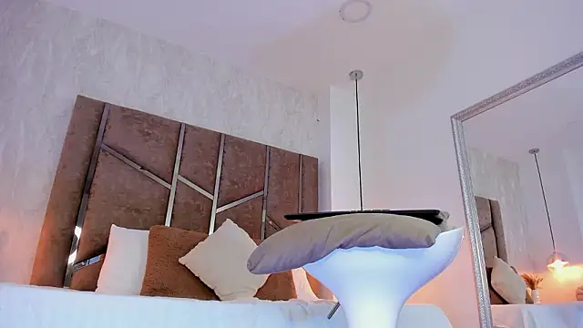 Martinaa Jones  online show from 15, 3, 2026