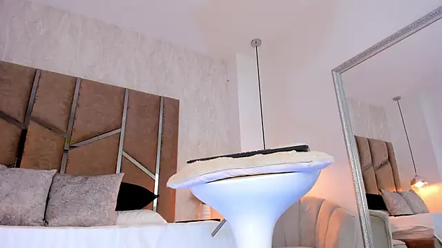 Martinaa Jones  online show from 16, 11, 2025