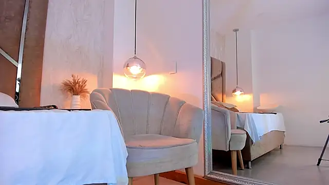 Martinaa Jones  online show from 6, 11, 2025