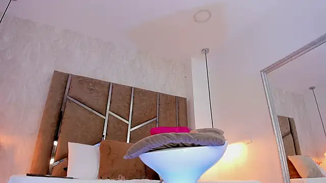 Martinaa Jones  online show from 11, 3, 2026