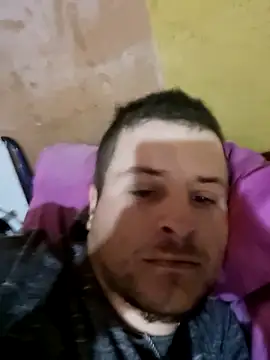 TusOjitosClaros69 online show from 12, 9, 2025