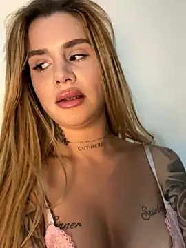 Snapshot of EmiliaCatalina chatting on 30, 11, 2025 EmiliaCatalina online show from 30, 11, 2025