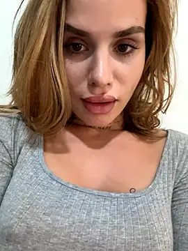 Snapshot of EmiliaCatalina chatting on 7, 11, 2025 EmiliaCatalina online show from 7, 11, 2025