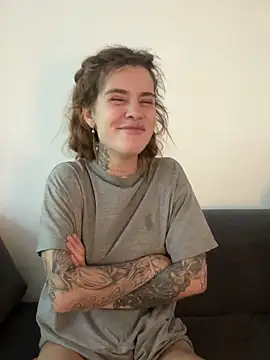 EmiliaCatalina online show from 15, 2, 2026