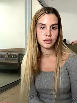 EmiliaCatalina online show from 4, 12, 2025