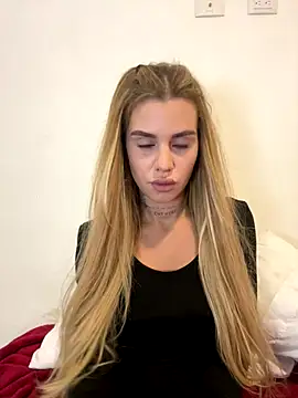 Snapshot of EmiliaCatalina chatting on 21, 10, 2025 EmiliaCatalina online show from 21, 10, 2025