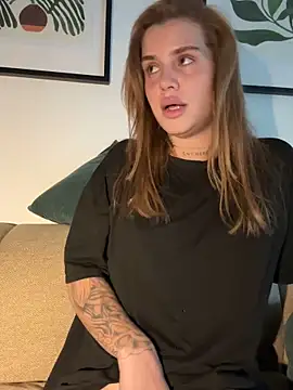 Snapshot of EmiliaCatalina chatting on 8, 9, 2025 EmiliaCatalina online show from 8, 9, 2025