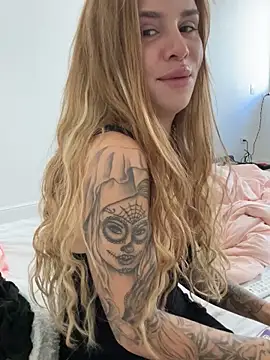 Snapshot of EmiliaCatalina chatting on 5, 10, 2025 EmiliaCatalina online show from 5, 10, 2025