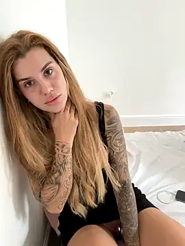 Snapshot of EmiliaCatalina chatting on 25, 9, 2025 EmiliaCatalina online show from 25, 9, 2025