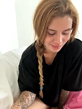 Snapshot of EmiliaCatalina chatting on 20, 10, 2025 EmiliaCatalina online show from 20, 10, 2025