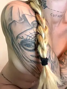 Snapshot of EmiliaCatalina chatting on 28, 11, 2025 EmiliaCatalina online show from 28, 11, 2025